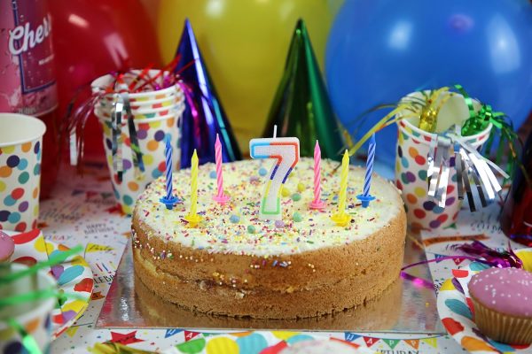Eurowrap 26577-GC - Un Lot De 12 Bougies D'Anniversaire + 12 Porte-Bougies + Un support "Happy Birthday"- Couleur : Or - Bougies D'anniversaire, Anniversaire, Happy Birthday