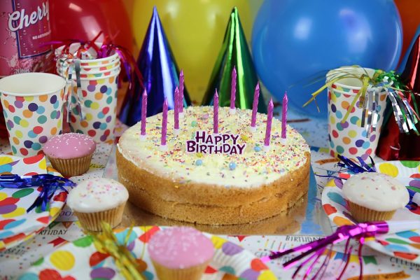 Eurowrap 26577-GC - Un Lot De 12 Bougies D'Anniversaire + 12 Porte-Bougies + Un support "Happy Birthday"- Couleur : Or - Bougies D'anniversaire, Anniversaire, Happy Birthday