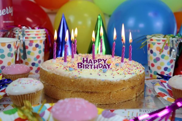 Eurowrap 26577-GC - Un Lot De 12 Bougies D'Anniversaire + 12 Porte-Bougies + Un support "Happy Birthday"- Couleur : Or - Bougies D'anniversaire, Anniversaire, Happy Birthday
