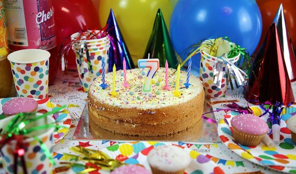 Eurowrap 26577-GC - Un Lot De 12 Bougies D'Anniversaire + 12 Porte-Bougies + Un support "Happy Birthday"- Couleur : Or - Bougies D'anniversaire, Anniversaire, Happy Birthday