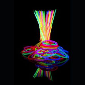 UV FLOOR - Lot De 100 Bracelets Fluorescent Lumineux + 100 Connecteurs - Qualité Premium - Accessoire Lumineux - Fluorescent - Fête - Déguisement - Mix De Couleurs Assorties
